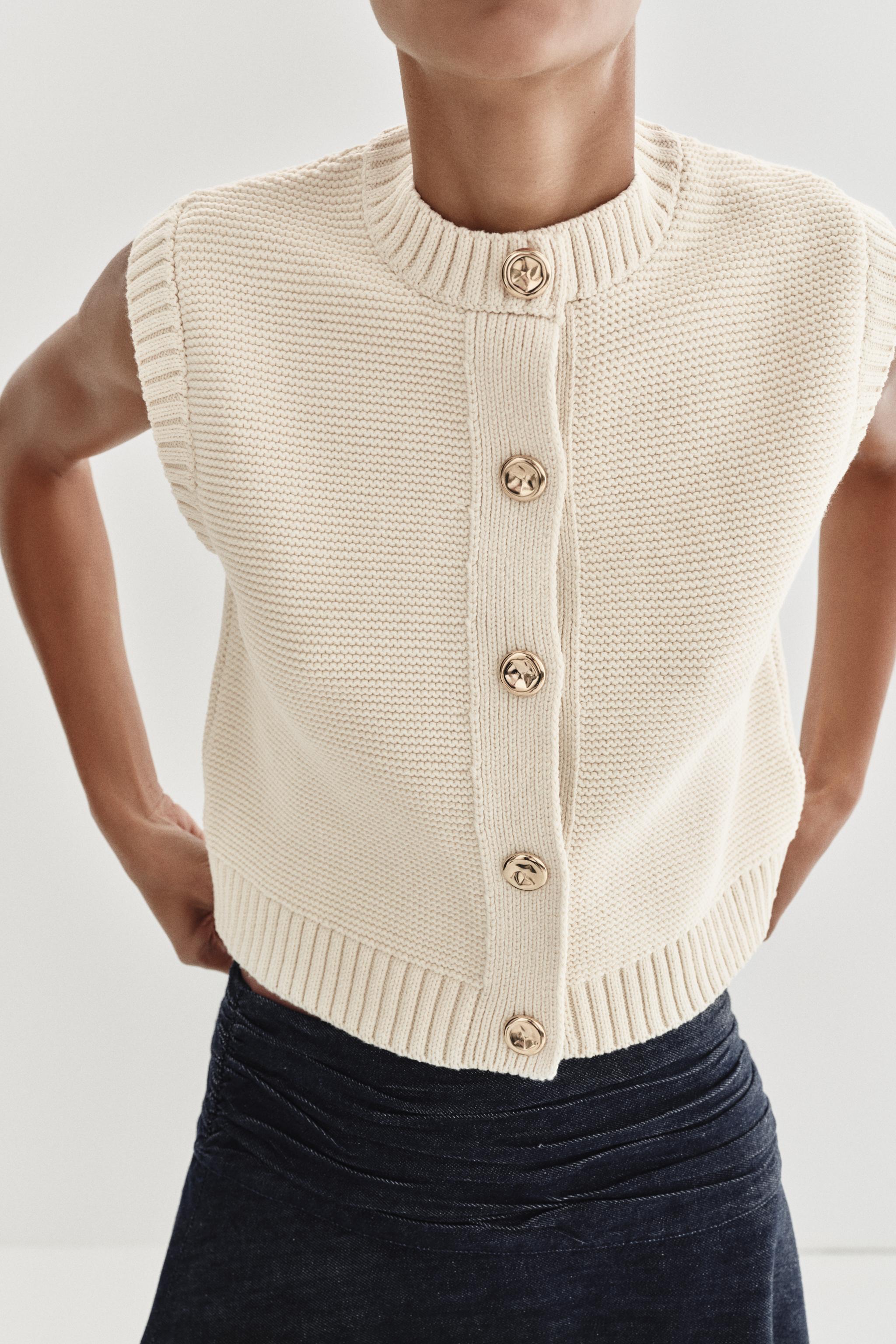 GILET EN MAILLE AVEC BOUTON DORÉ